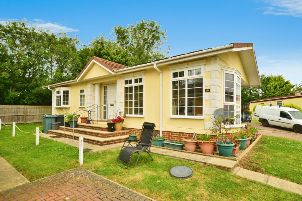 2-bed caravan on Woodchurch, Kent, TN26, £220,000