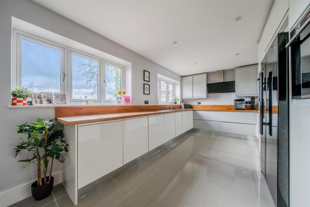 Tudor Drive, Penley. photo 2