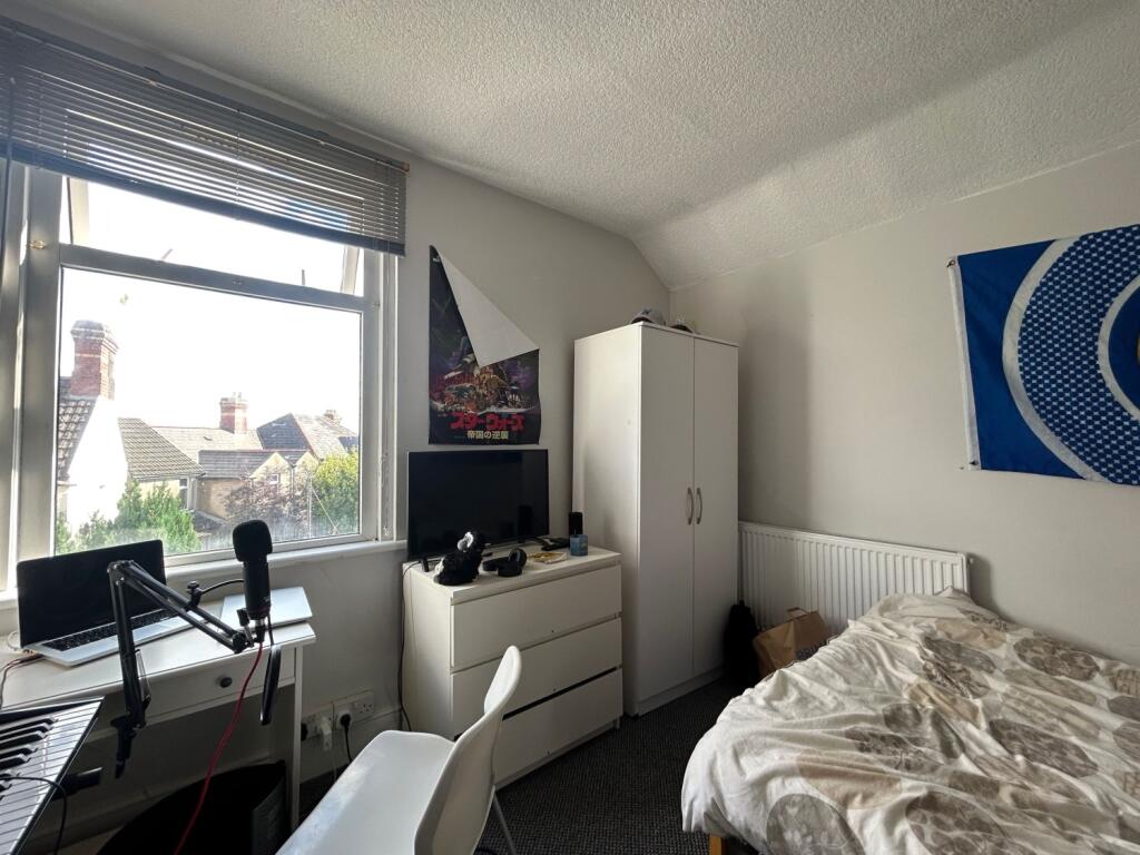 House in Cardiff, Cathays - More