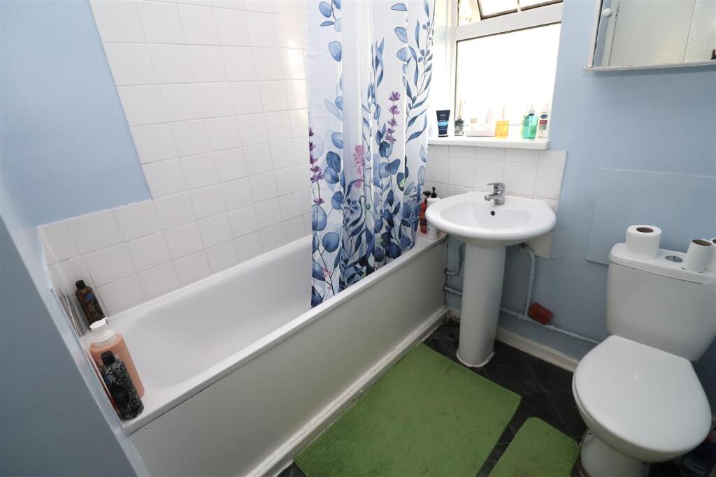 Apartment in London, London Borough of Brent - View 4