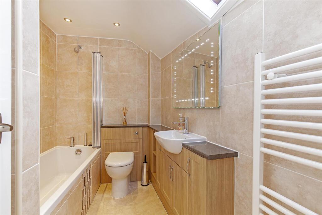 House in Derbyshire Dales, Bakewell - More