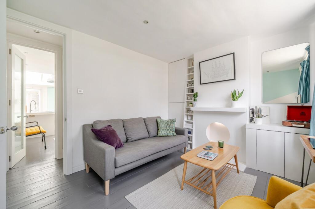 House in East Molesey, Molesey - More