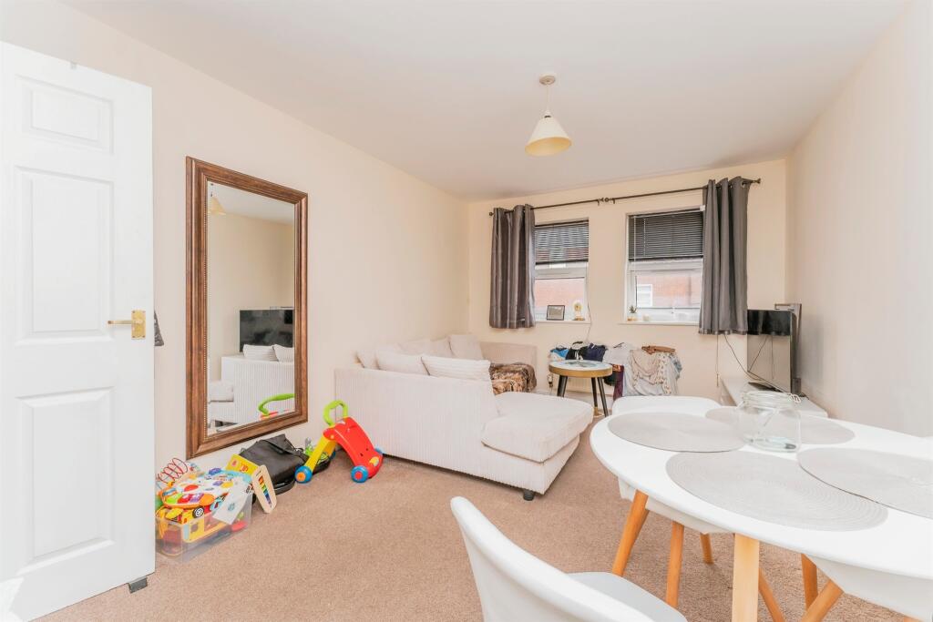 Apartment in Kettering, North Northamptonshire - View 6
