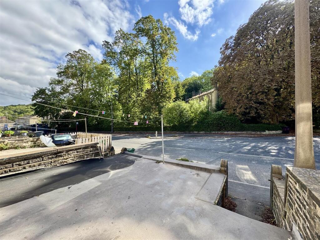 Woodhead Road, Lockwood, Huddersfield, HD4 6ET photo 3