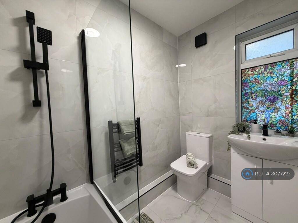 Apartment in Ilford - View 4