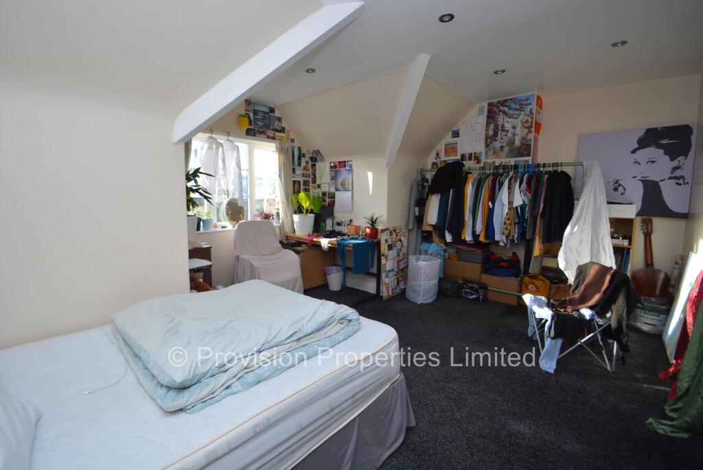 7 bedroom semi-detached house for rent