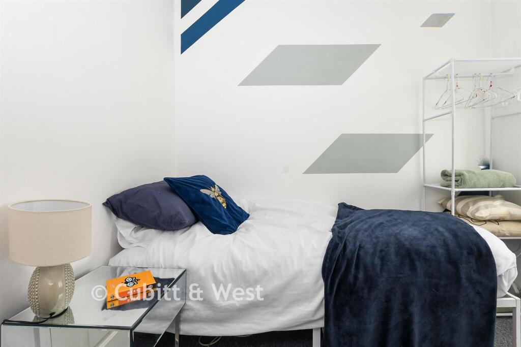 Apartment in Redhill - More