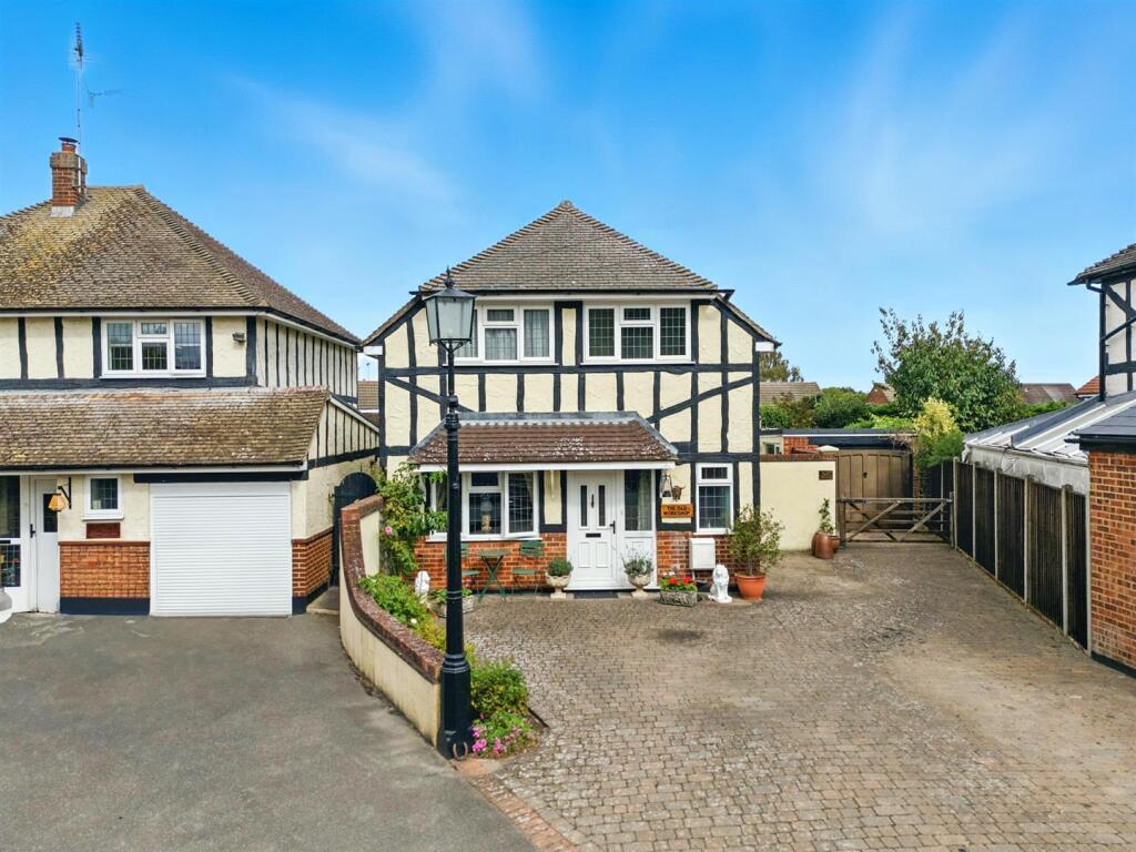 - check out rapper bhalu song gal man lay https: www... 3 bedroom detached house for sale in Moat Close, Doddinghurst, CM15