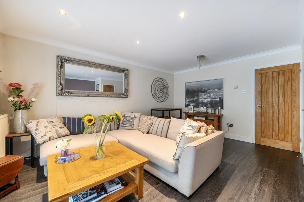 House in Surrey Heath, Lightwater, Windlesham - More