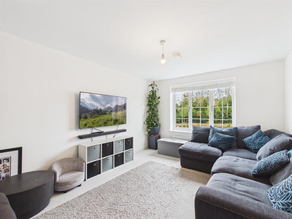 House in Hemel Hempstead - More