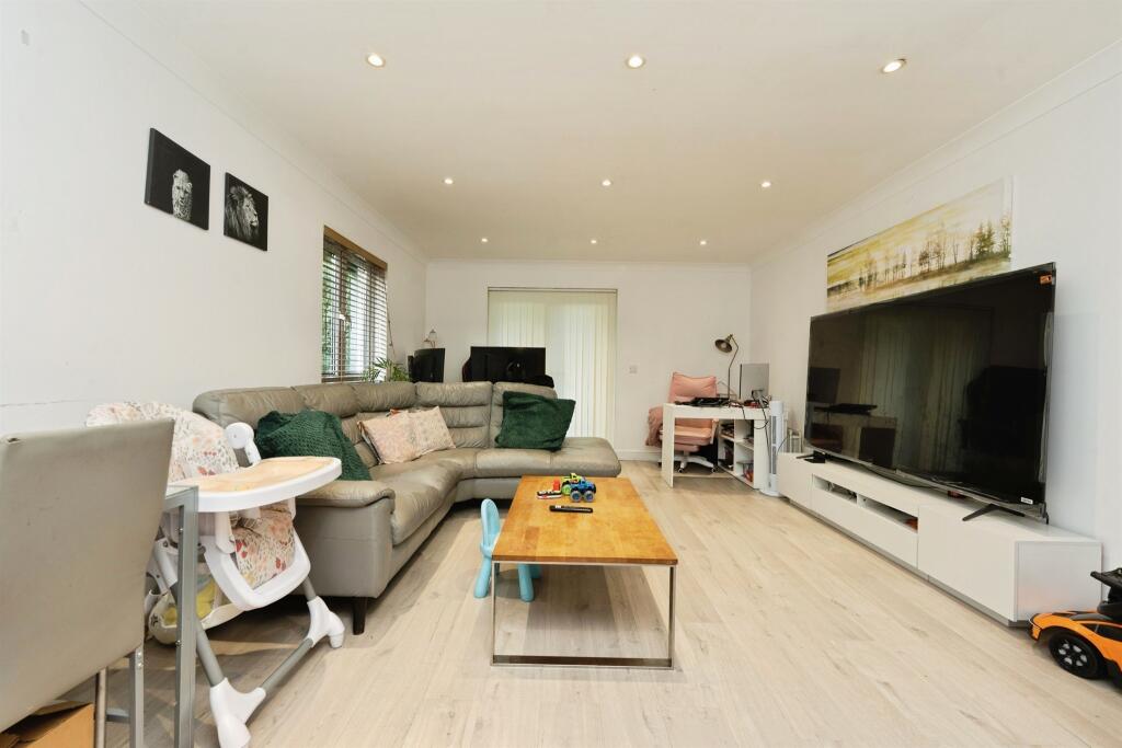 Apartment in Watford - View 5