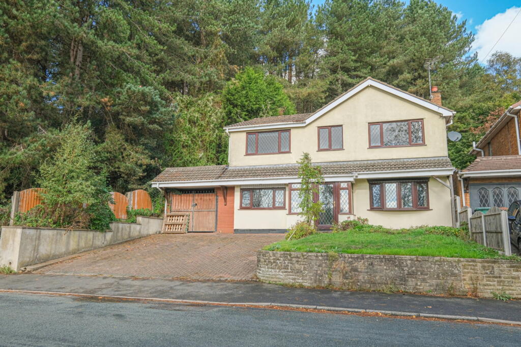 5-bed detached on 61 Rugeley Road, Hazel Slade, Cannock, WS12 0PQ, £250,000