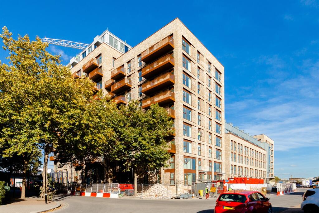 Main image of property: Thames Road London E16 2zh, 20 Thames, E16