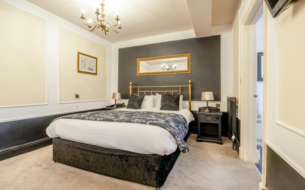 8685200-interior22.jpg