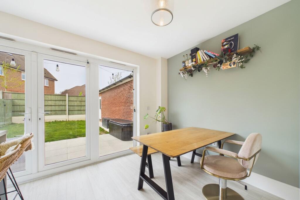 House in Newell Green, Warfield - More