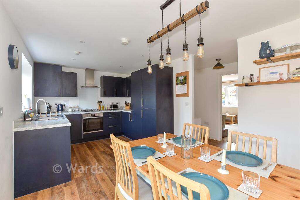 3-bed semi-detached on Butterfield Way, Ash, Kent, £248,000