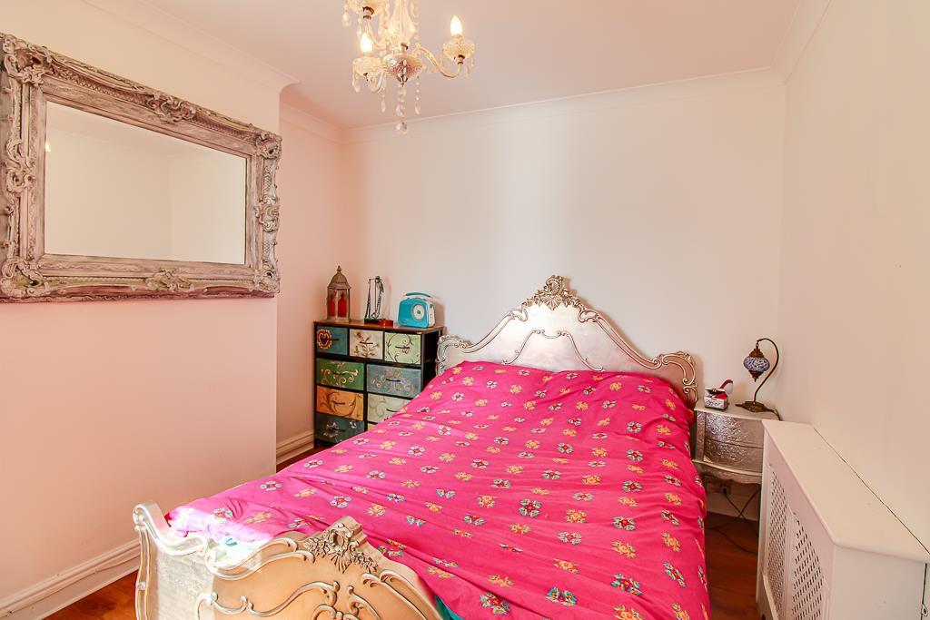 Apartment in Southend-on-Sea - More