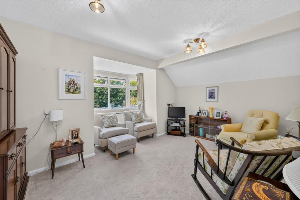 Mayfield Road, Weybridge, KT13 photo 3