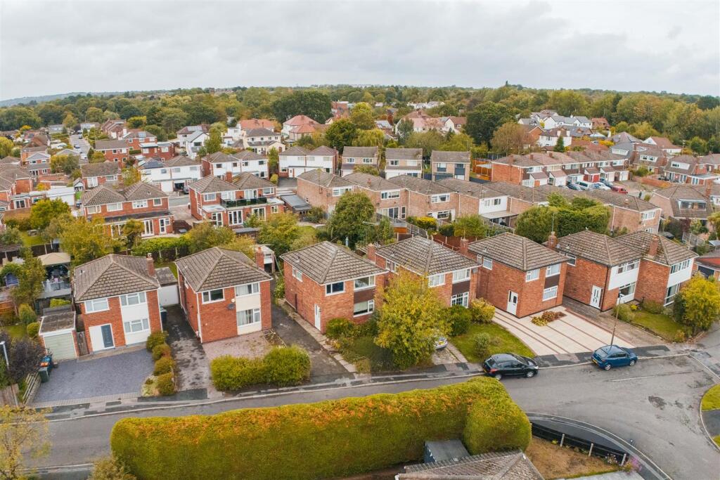 3-bed detached on Henley Close, Neston, £240,000