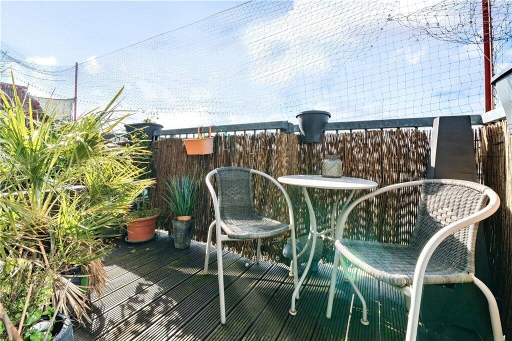 Apartment in Broxbourne, Hertfordshire - View 3