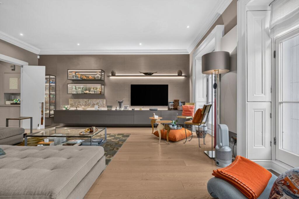 Apartment in London, Royal Borough of Kensington and Chelsea - More