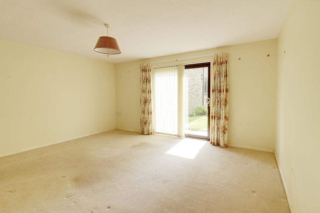2-bed flat on Bridge Street, Deeping St. James, PE6, £140,000