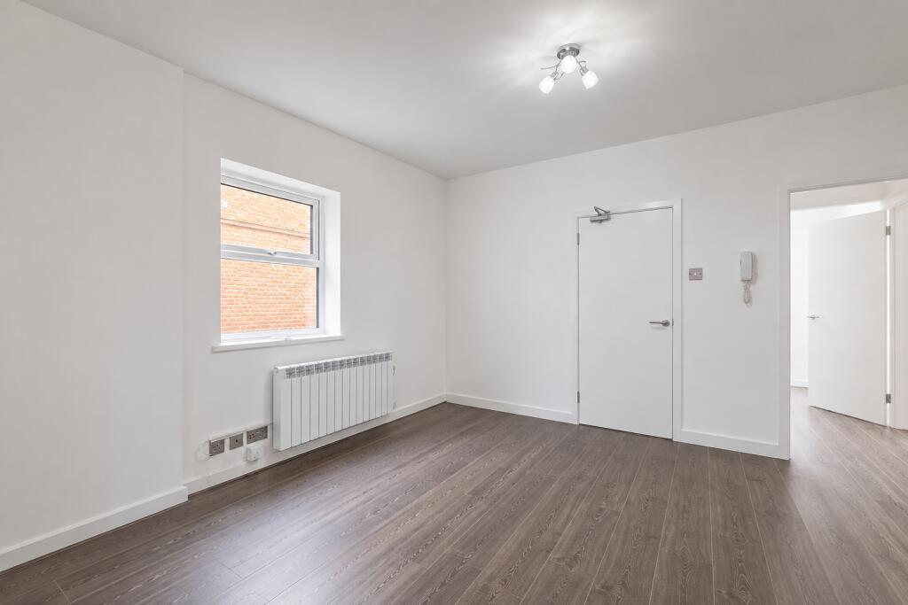 Apartment in Slough, Windsor and Maidenhead - View 2