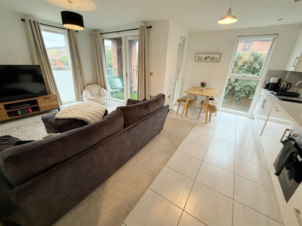 Gresley Close, Stratford-Upon-Avon photo 2