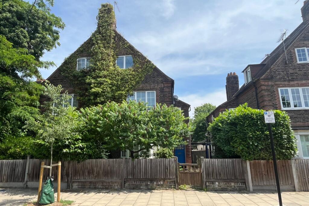 Studio flat on 79 Valley Road, Streatham, London SW16 2XL, £390,000