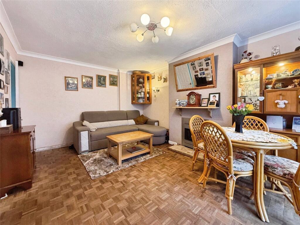 Mowbray Drive, Tilehurst, Reading photo 2