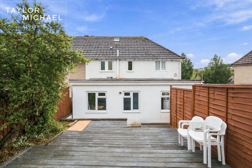 6 bedroom semi-detached house for rent