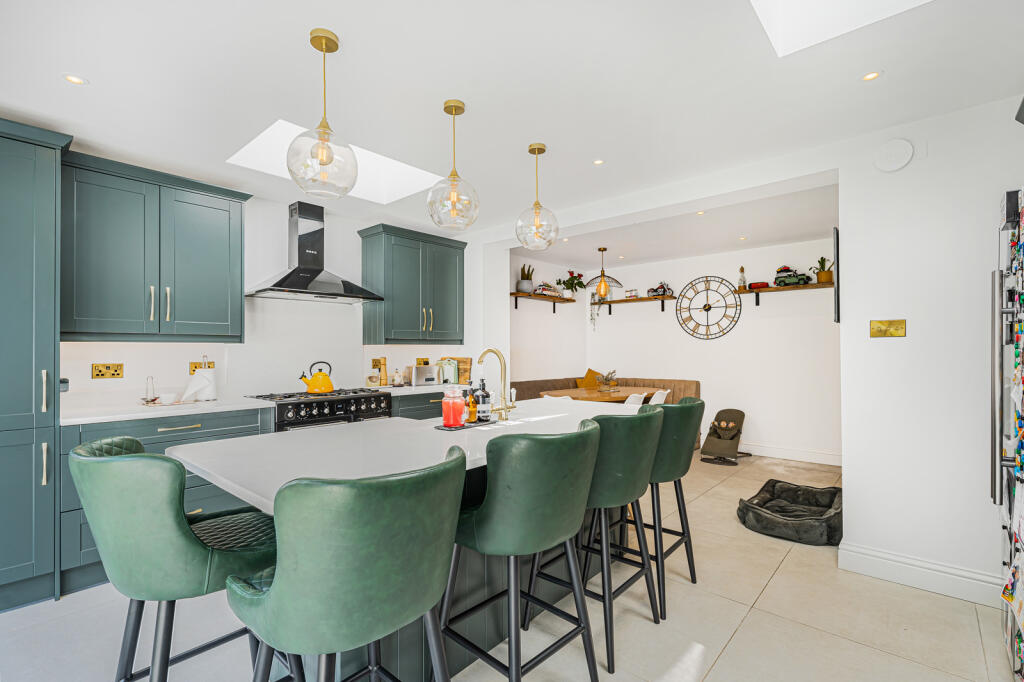 House in Sunbury-on-Thames, Kempton Park - More