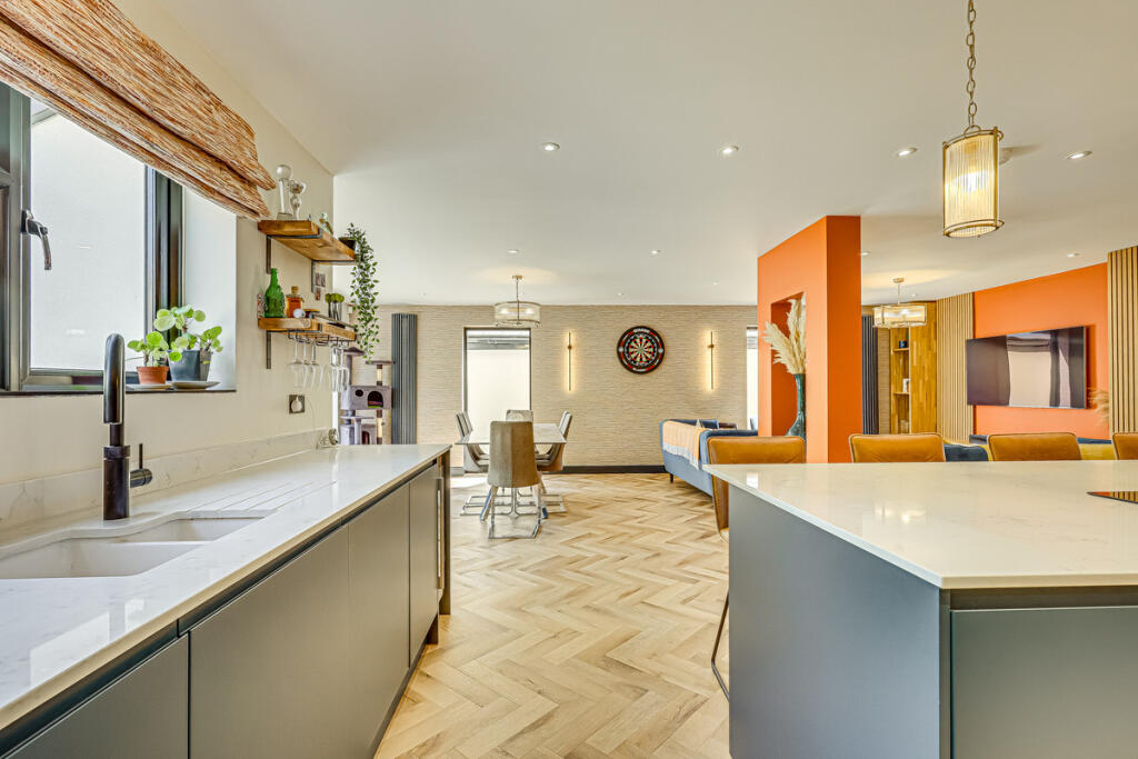 House in Southend-on-Sea - More