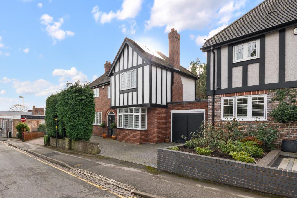 Main image of property: Manor Hill, Sutton Coldfield, Sutton Coldfield, B73