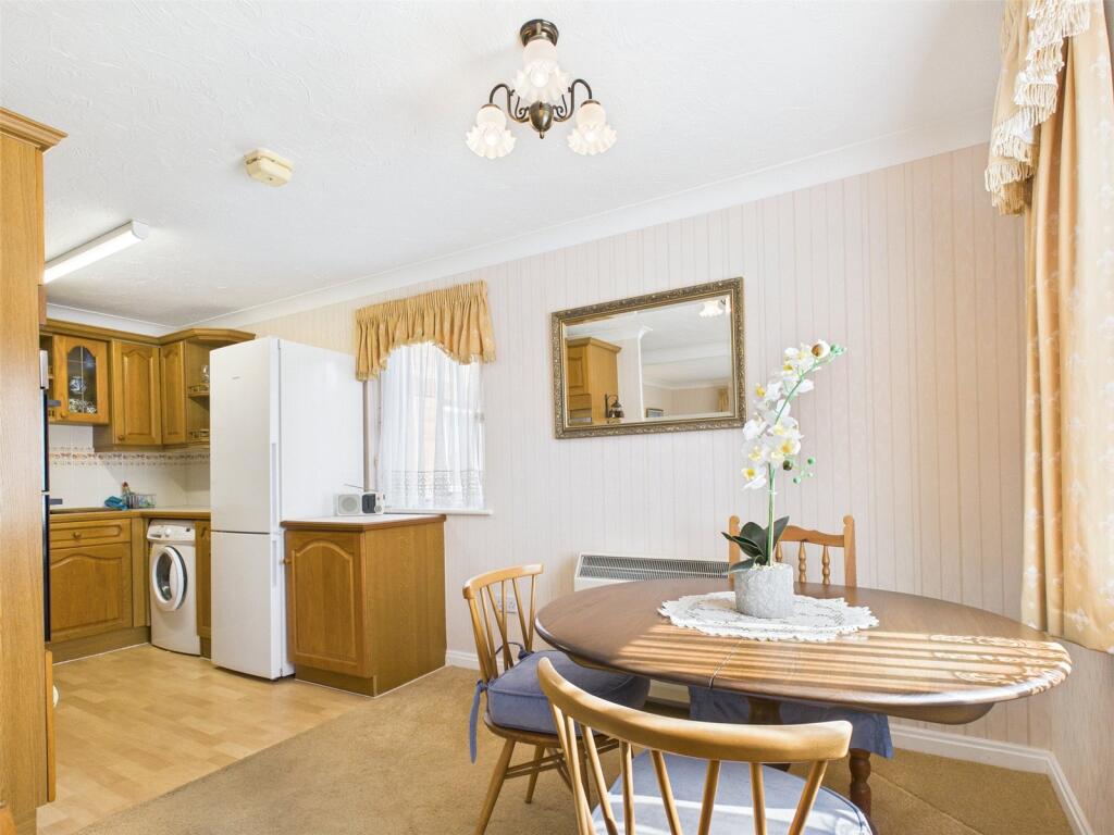 Apartment in Highcliffe-on-Sea, Highcliffe and Walkford - View 4