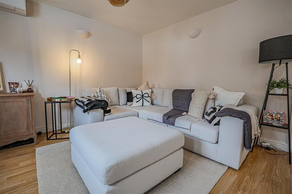 Apartment in Dacorum, Hertfordshire - View 3