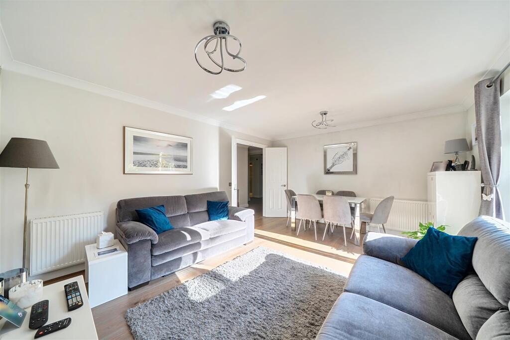 Apartment in Reigate and Banstead, Kingswood - View 2