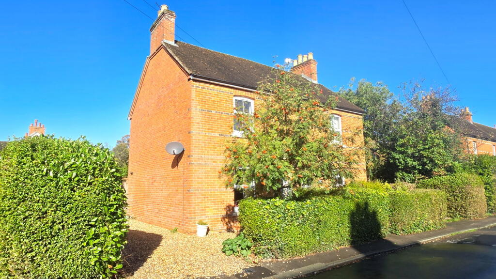 3-bed semi-detached on Battle Road, Newbury, RG14 6QU, £395,000