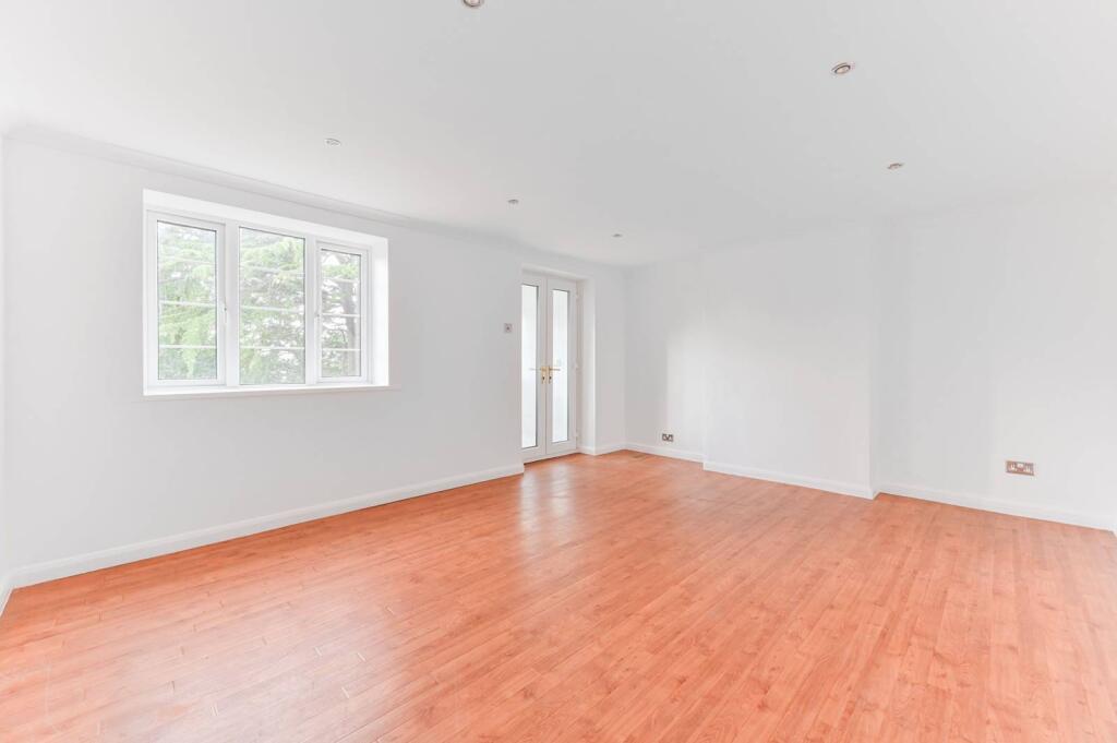 3-bed flat on The Woodlands, Upper Norwood, London, SE19, £415,000