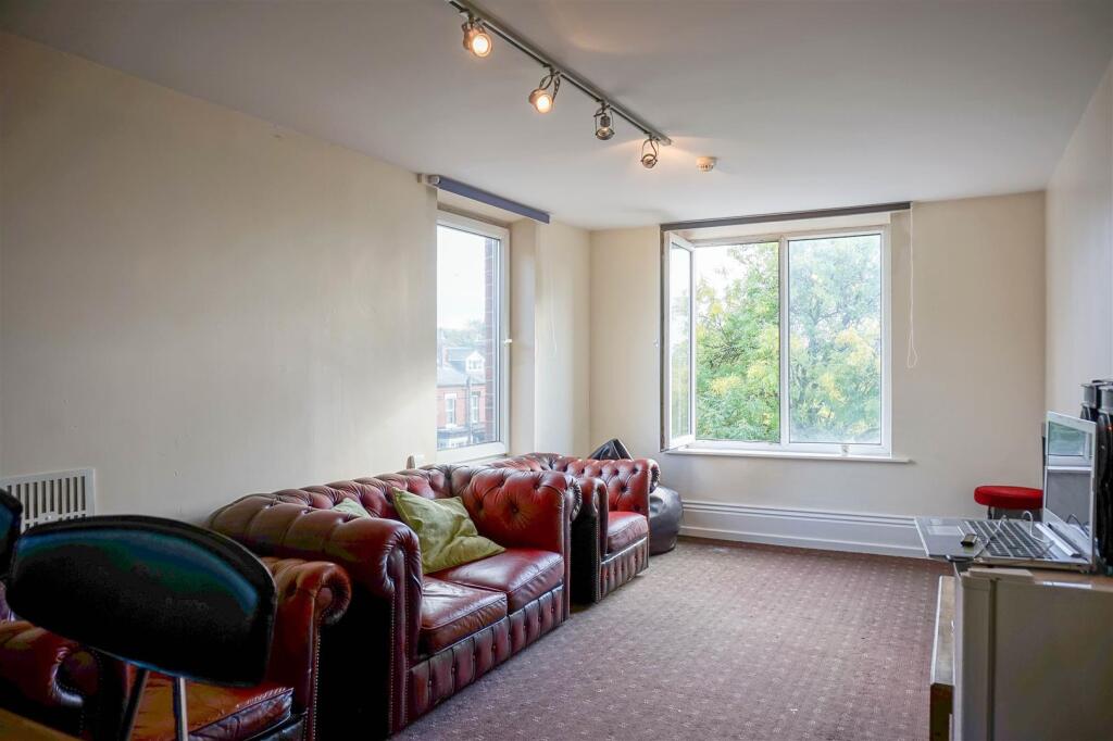 Apartment in Leeds - View 3