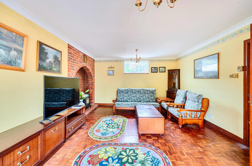 House in Houghton Regis, Central Bedfordshire - View 2