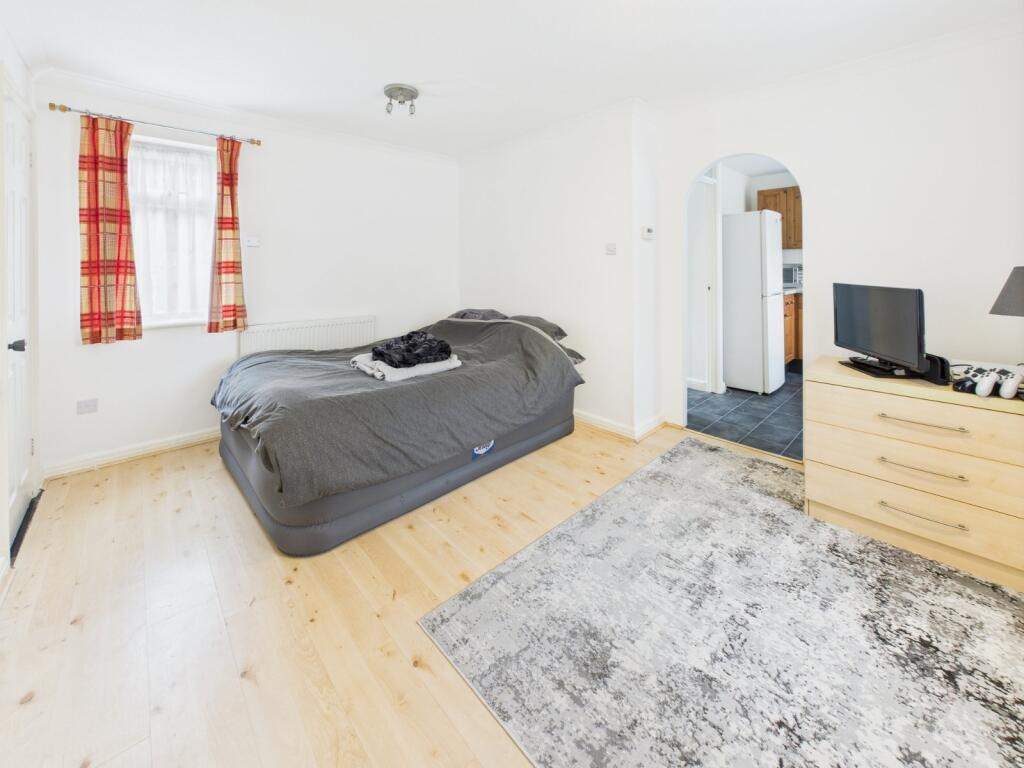 Albany Park, Colnbrook, Berkshire, SL3 photo 2