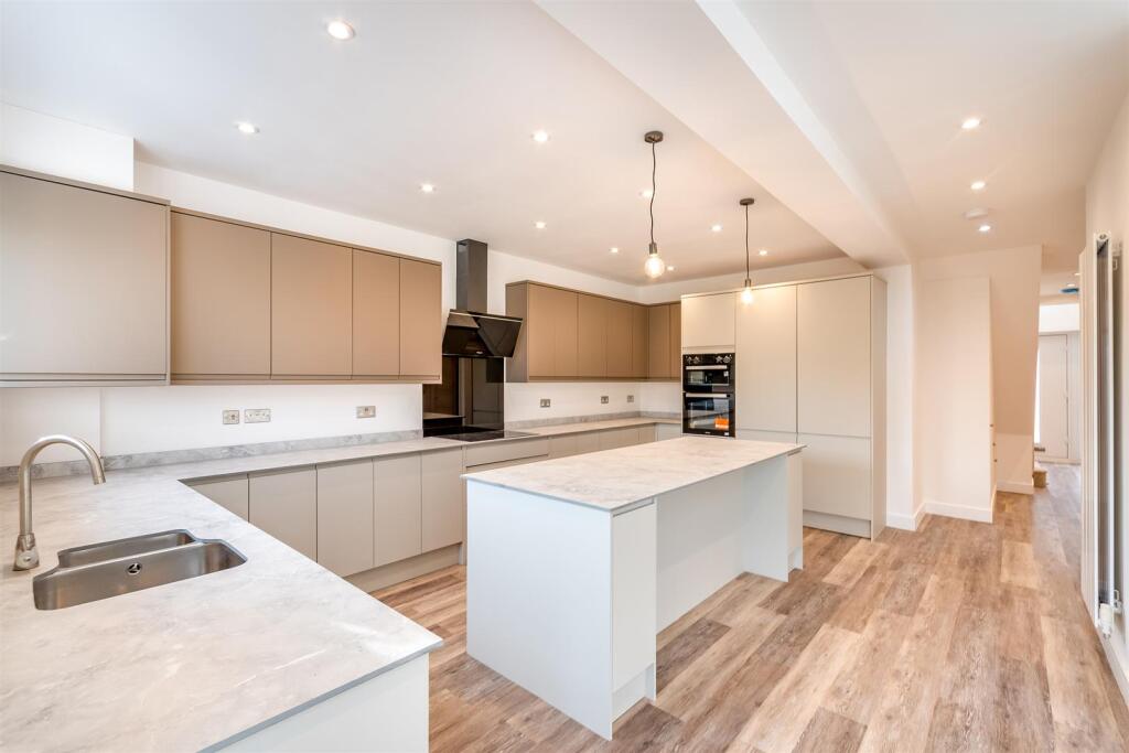 House in Rotherham, Guilthwaite - More