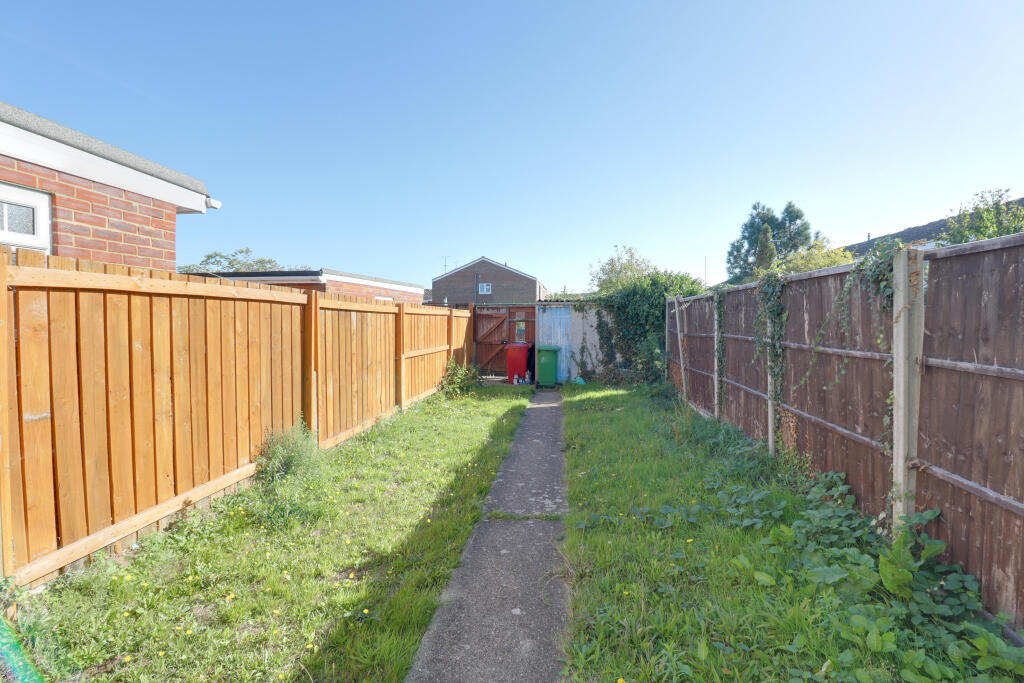 Spackmans Way, Slough, Berkshire, SL1 2SB photo 3