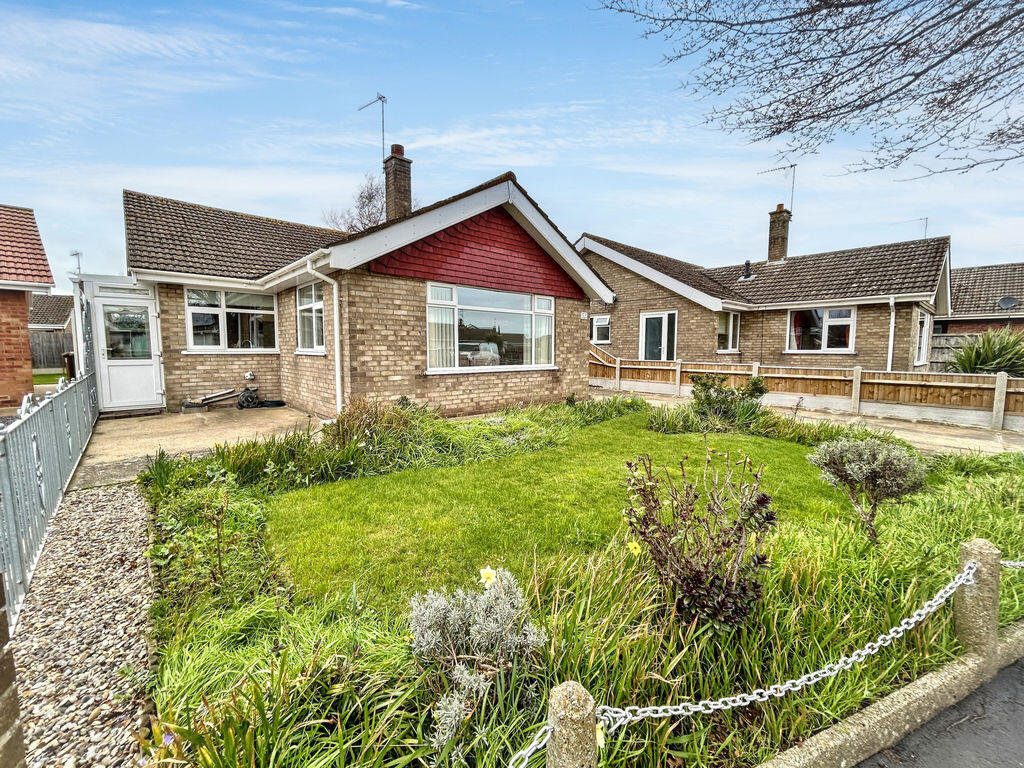 2-bed detached on Hill Avenue, Gorleston, £300,000