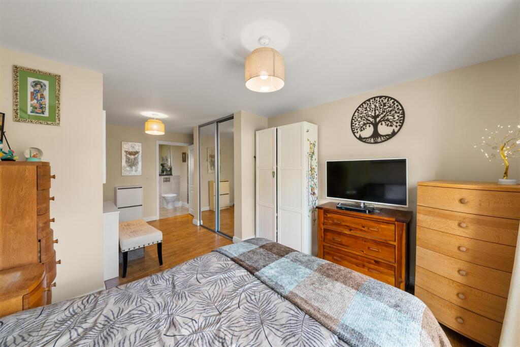 Apartment in Southall - View 5