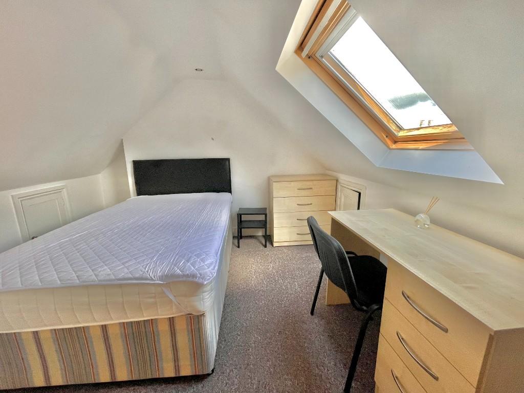 6 bedroom semi-detached house for rent