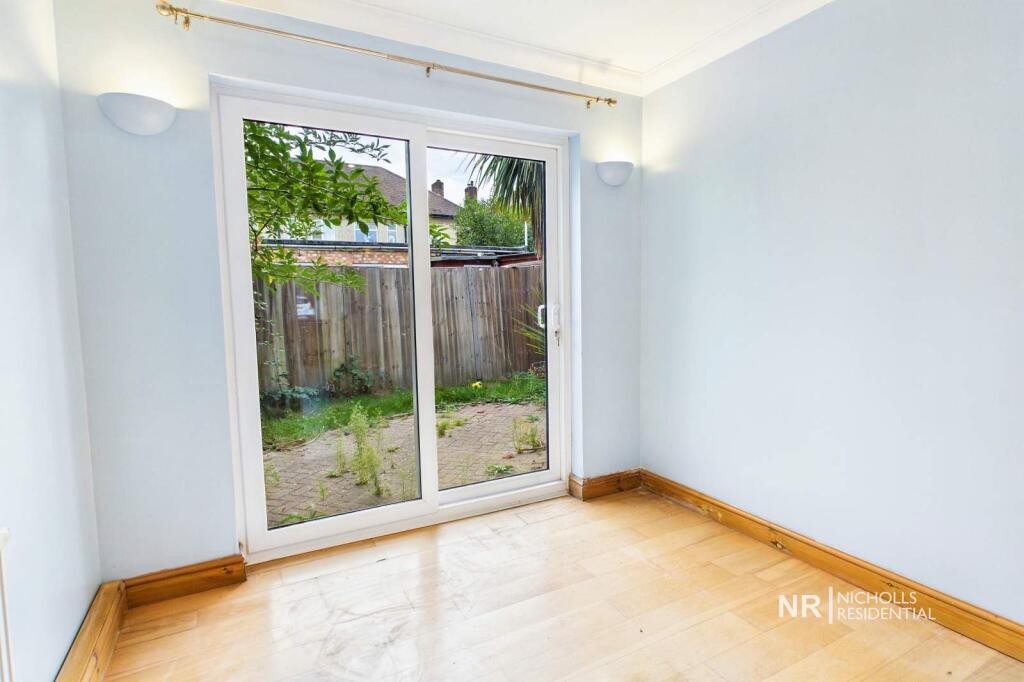 Apartment in Kingston upon Thames - View 4