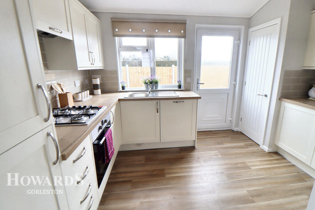2-bed caravan on Belton Country Park, Stepshort, Belton, £225,000