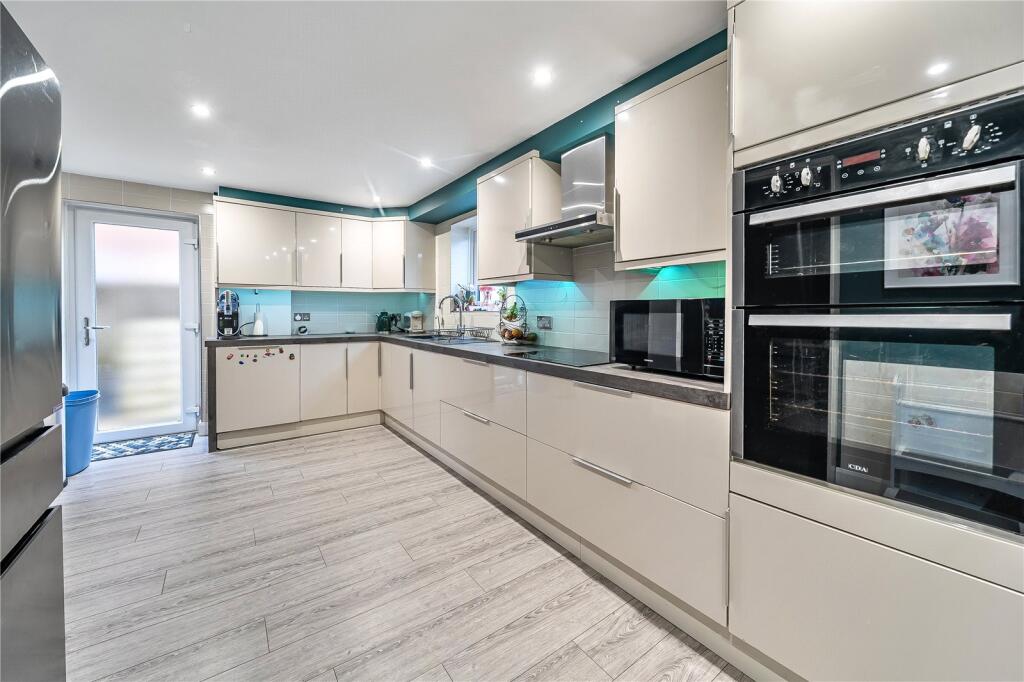 Rectory Road, Hook, Hampshire, RG27 photo 4